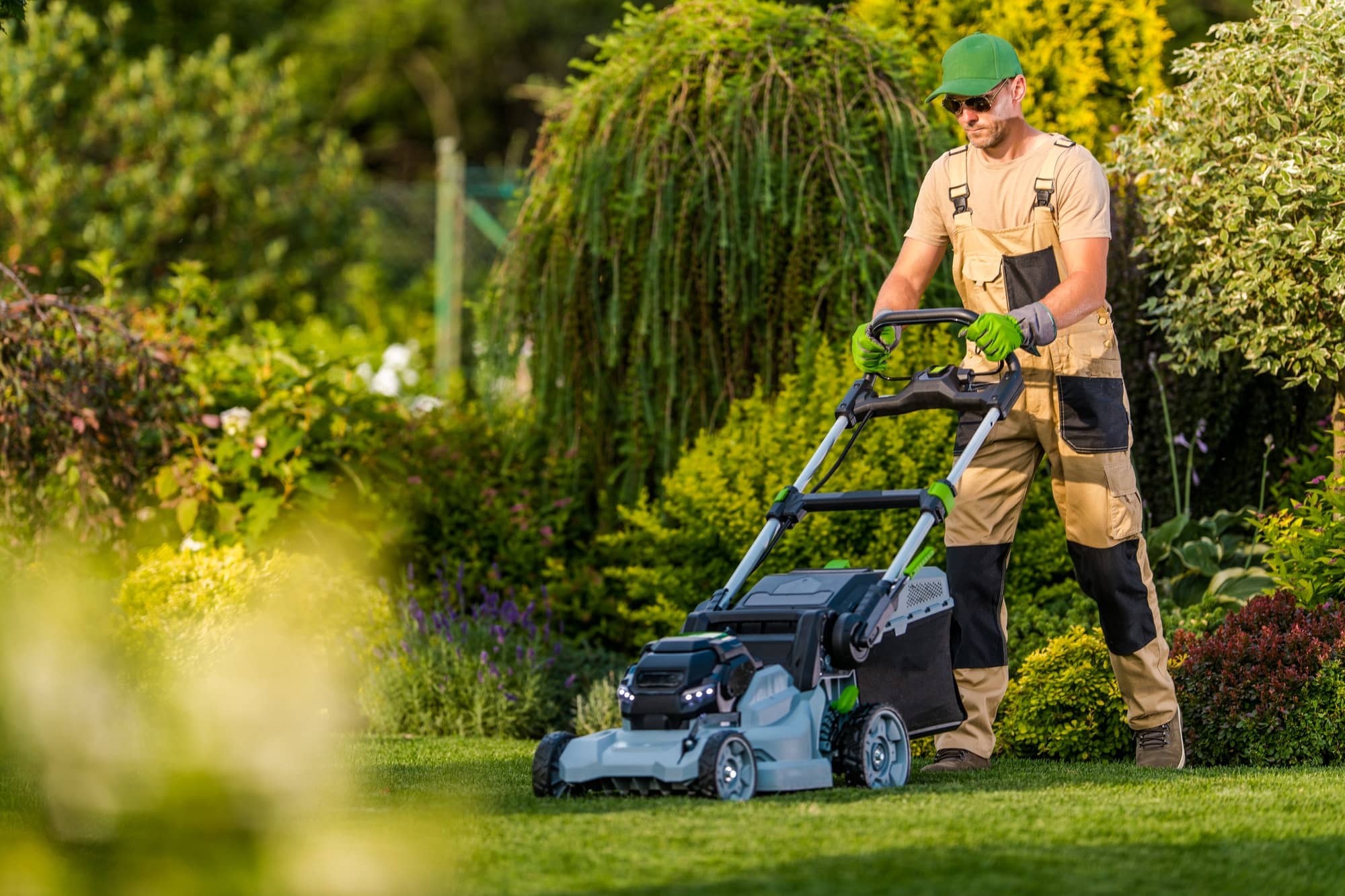 Jardinier qui ton la pelouse